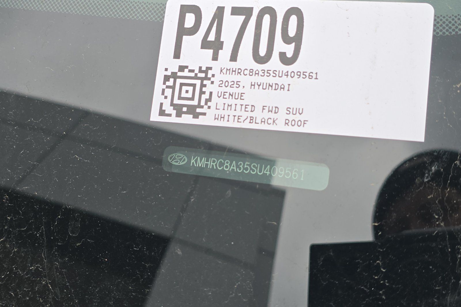 Used 2025 Hyundai Venue Limited FWD image 3