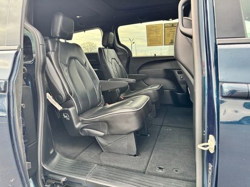 Used 2023 Chrysler Pacifica Limited w/ S Appearance Package AWD/4WD image 14