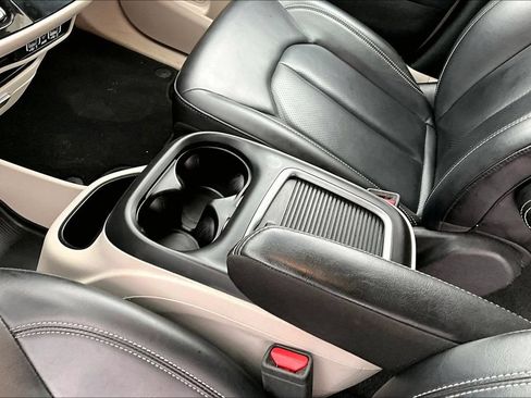 Used 2023 Chrysler Pacifica Touring-L FWD image 16