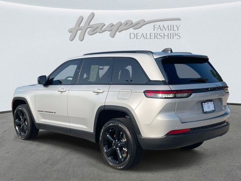 Used 2025 Jeep Grand Cherokee Altitude image 34