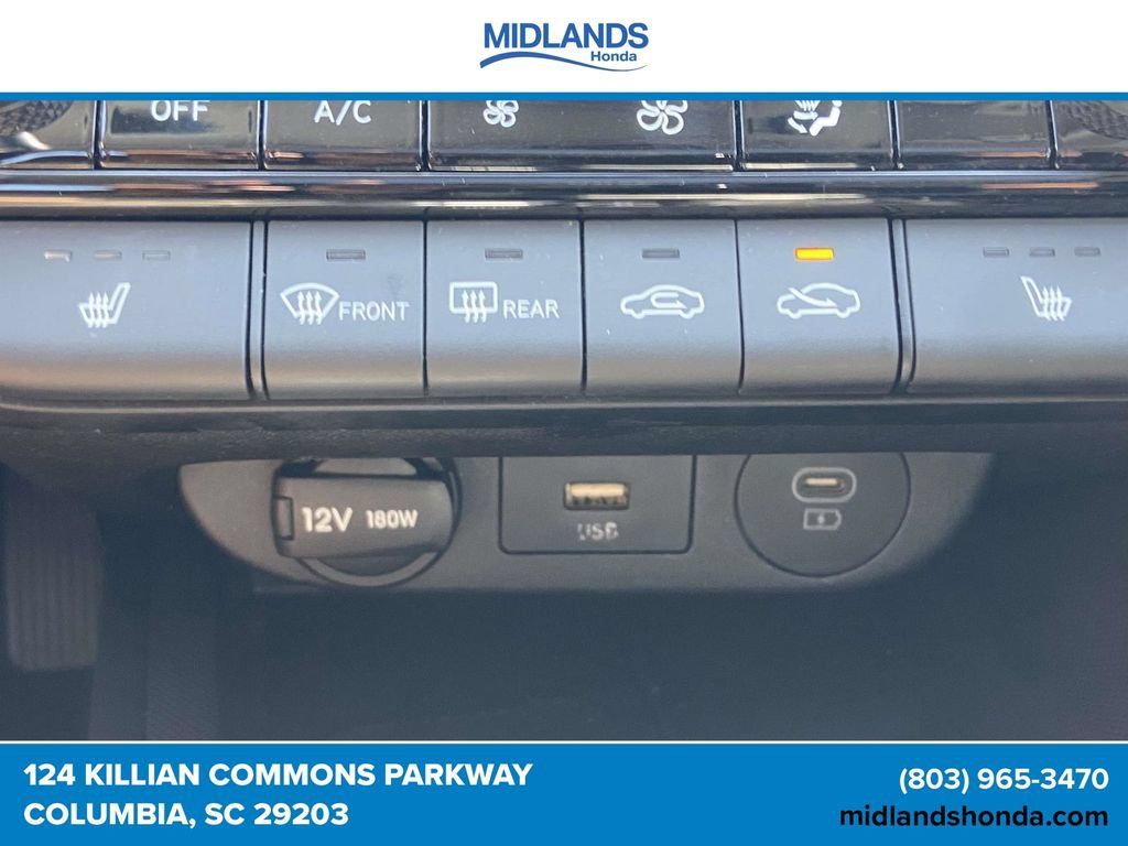 Used 2025 Hyundai Elantra Limited FWD image 29