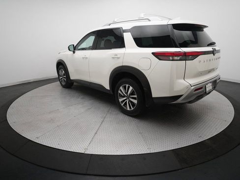 Certified 2024 Nissan Pathfinder SL image 12
