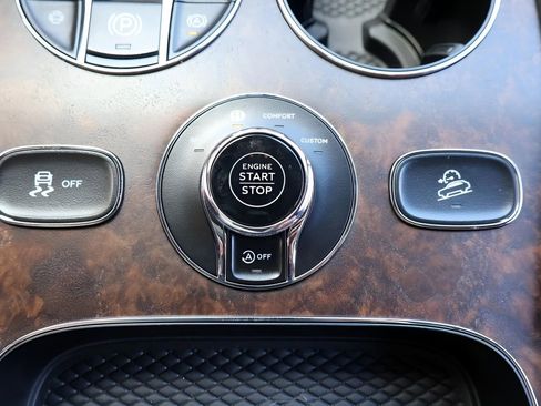 New 2025 Bentley Bentayga image 30