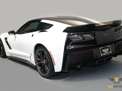 Used 2015 Chevrolet Corvette Z06 w/ 3LZ Preferred Equipment Group image 6