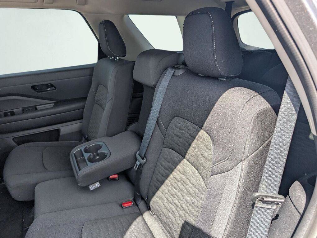 Used 2025 Nissan Pathfinder SV FWD image 37