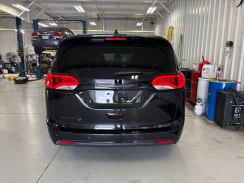Used 2020 Chrysler Pacifica Touring-L Plus w/ S Appearance Package FWD image 10