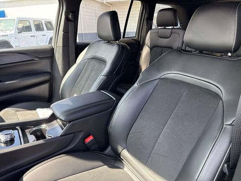 New 2024 Jeep Grand Cherokee Altitude image 21