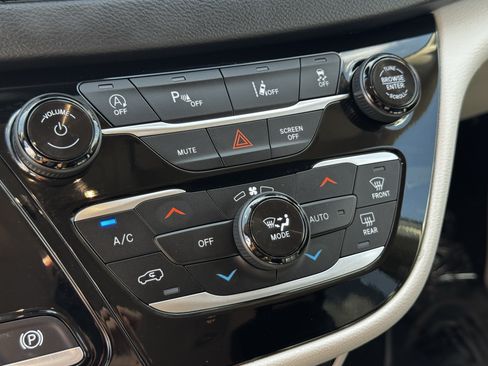Used 2023 Chrysler Pacifica Touring-L FWD image 18