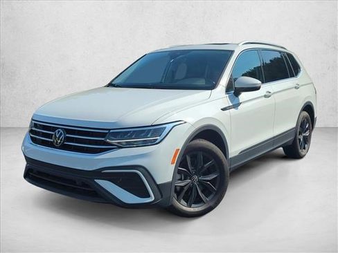 Used 2024 Volkswagen Tiguan SE FWD image 1