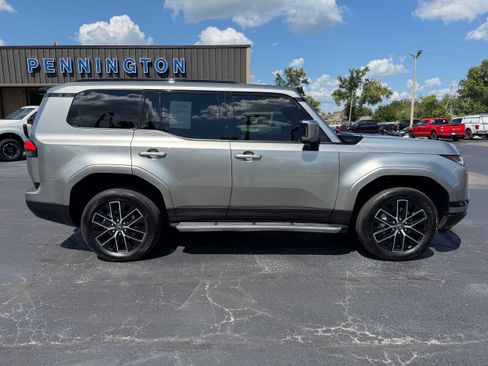 Used 2024 Lexus GX 550 w/ Accessory Package (Z1) AWD/4WD image 8