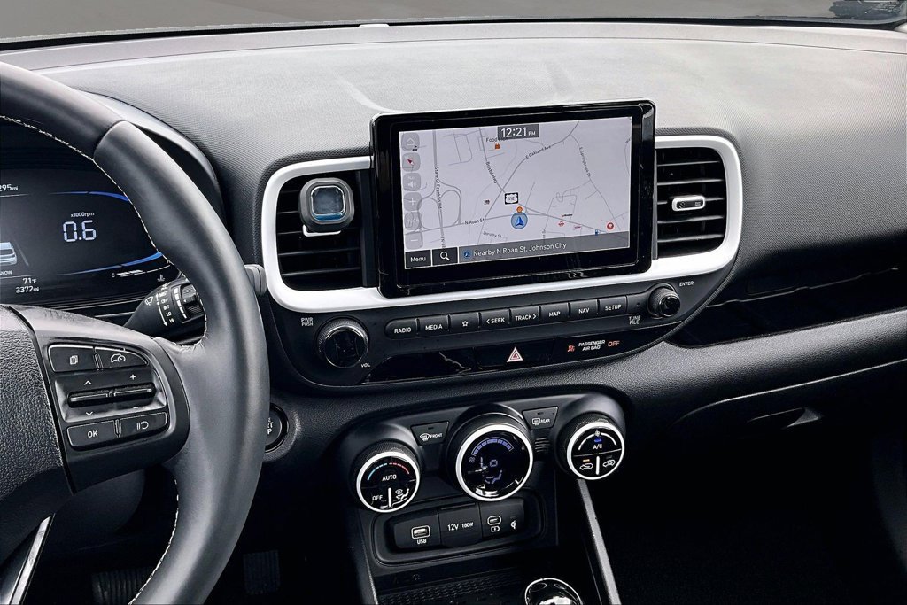 Used 2025 Hyundai Venue Limited FWD image 6