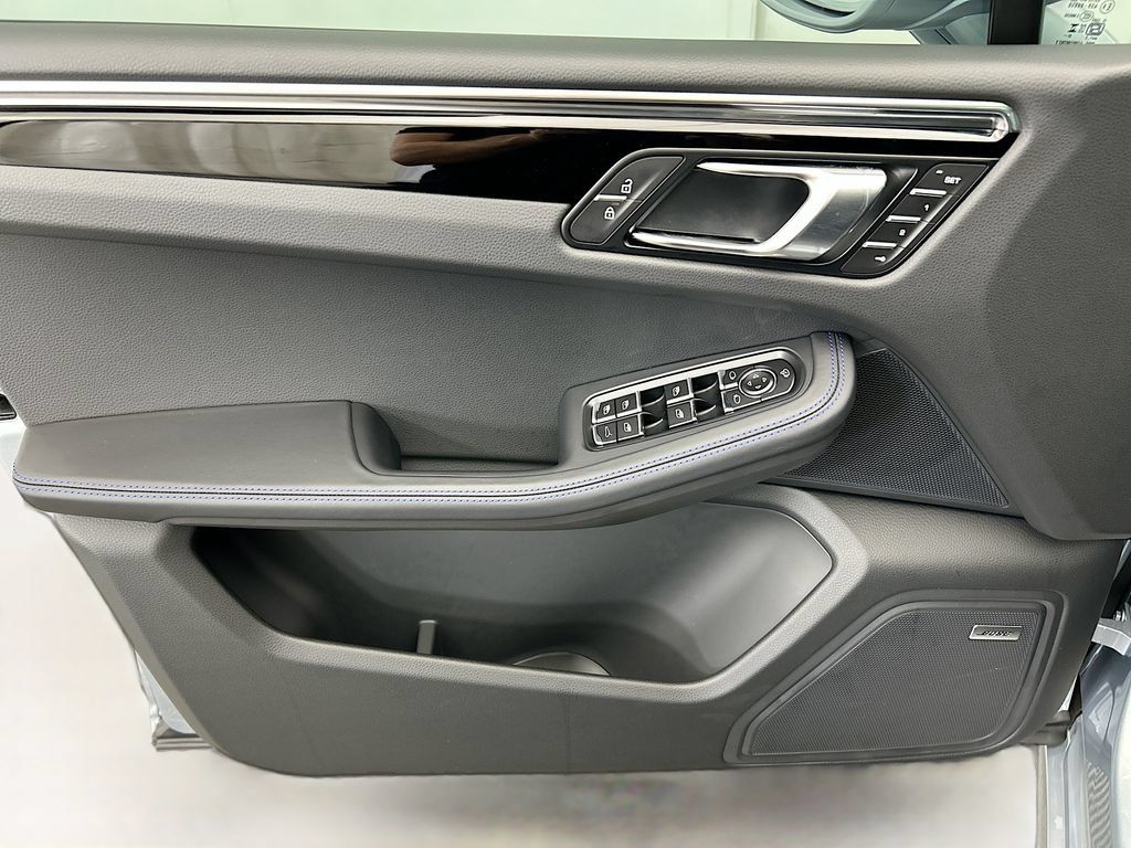 Used 2026 Porsche Macan AWD/4WD image 25