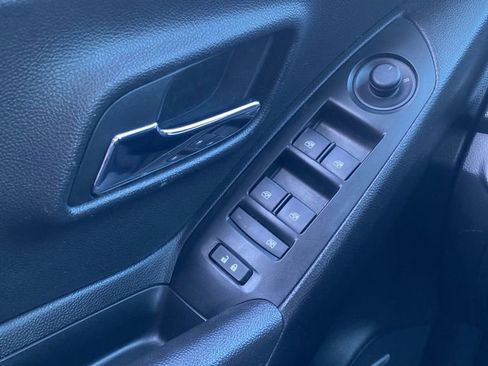 Used 2020 Chevrolet Trax LT w/ Sun & Sound Package image 31