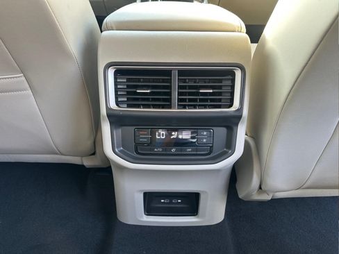 Used 2024 Volkswagen Atlas SE AWD/4WD image 14