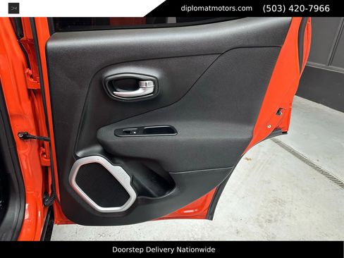 Used 2018 Jeep Renegade Latitude w/ Popular Equipment Group image 26