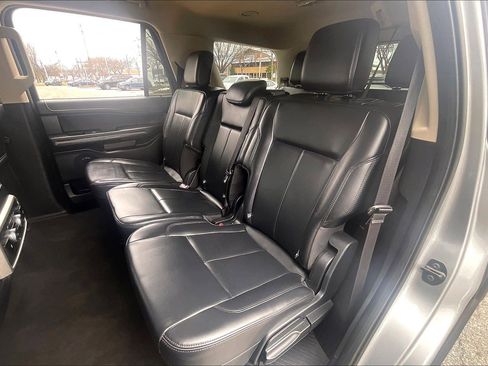 Used 2024 Ford Expedition XLT image 30
