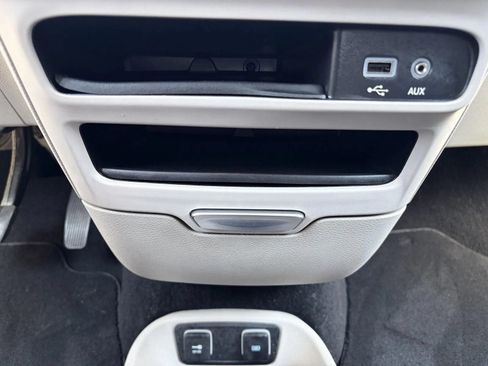 Used 2018 Chrysler Pacifica Touring-L w/ Tire & Wheel Group FWD image 22