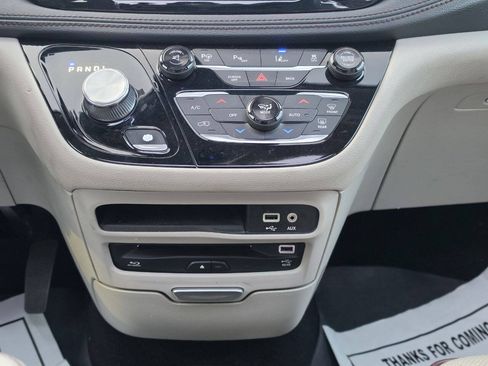 Used 2017 Chrysler Pacifica Limited w/ UConnect Theater Package FWD image 38