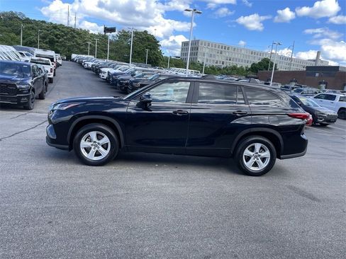 Used 2023 Toyota Highlander LE image 2