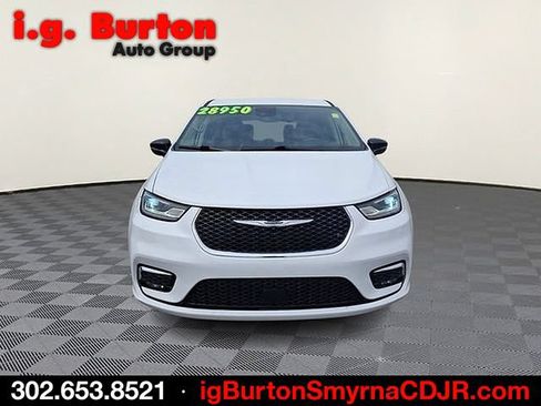 Used 2024 Chrysler Pacifica Touring-L FWD image 2