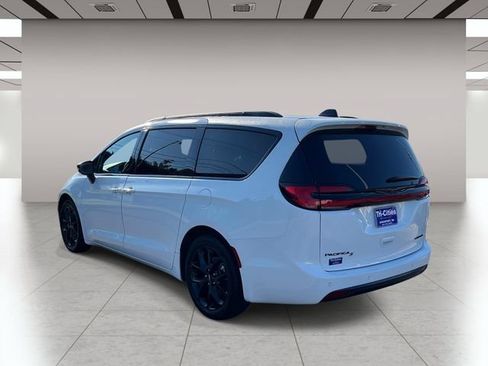 Used 2025 Chrysler Pacifica Limited FWD image 6