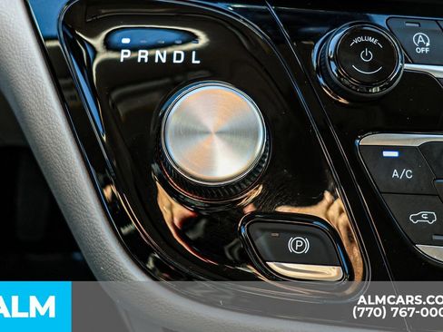 Used 2023 Chrysler Pacifica Touring-L image 47