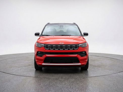 Used 2025 Jeep Compass Limited AWD/4WD image 2