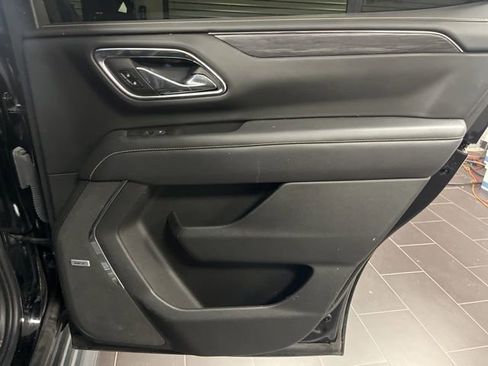 Used 2023 GMC Yukon SLT w/ SLT Premium Package image 11