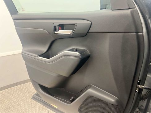 Used 2020 Toyota Highlander XLE image 30