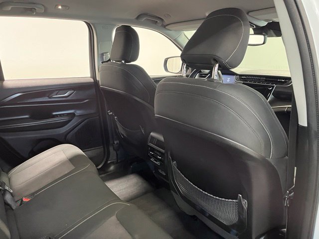 Used 2023 Jeep Grand Cherokee Laredo AWD/4WD image 15