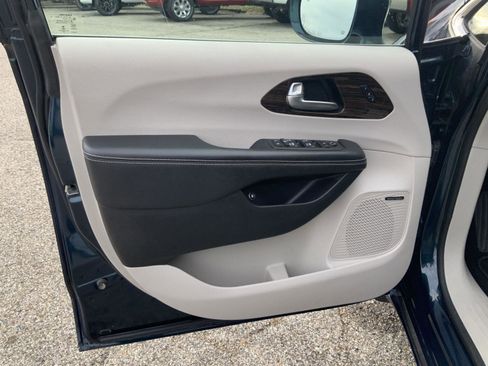 Used 2021 Chrysler Pacifica Limited w/ Premium & Safety Sphere Group image 25