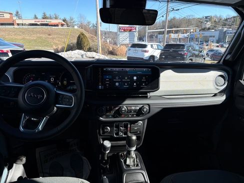 Used 2024 Jeep Wrangler Unlimited Sahara w/ Technology Group image 16