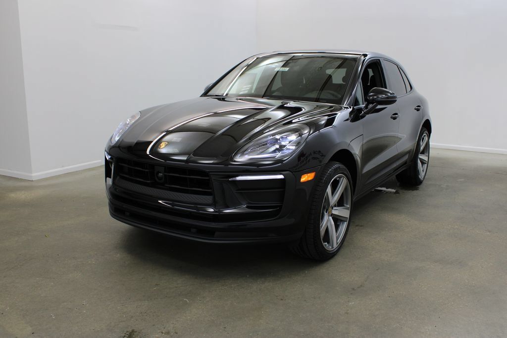 Certified 2025 Porsche Macan AWD/4WD image 11