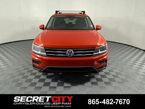 Used 2018 Volkswagen Tiguan SE w/ Panoramic Sunroof Package FWD image 2