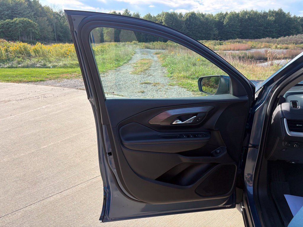 Used 2024 GMC Terrain SLE w/ Driver Convenience Package FWD image 13