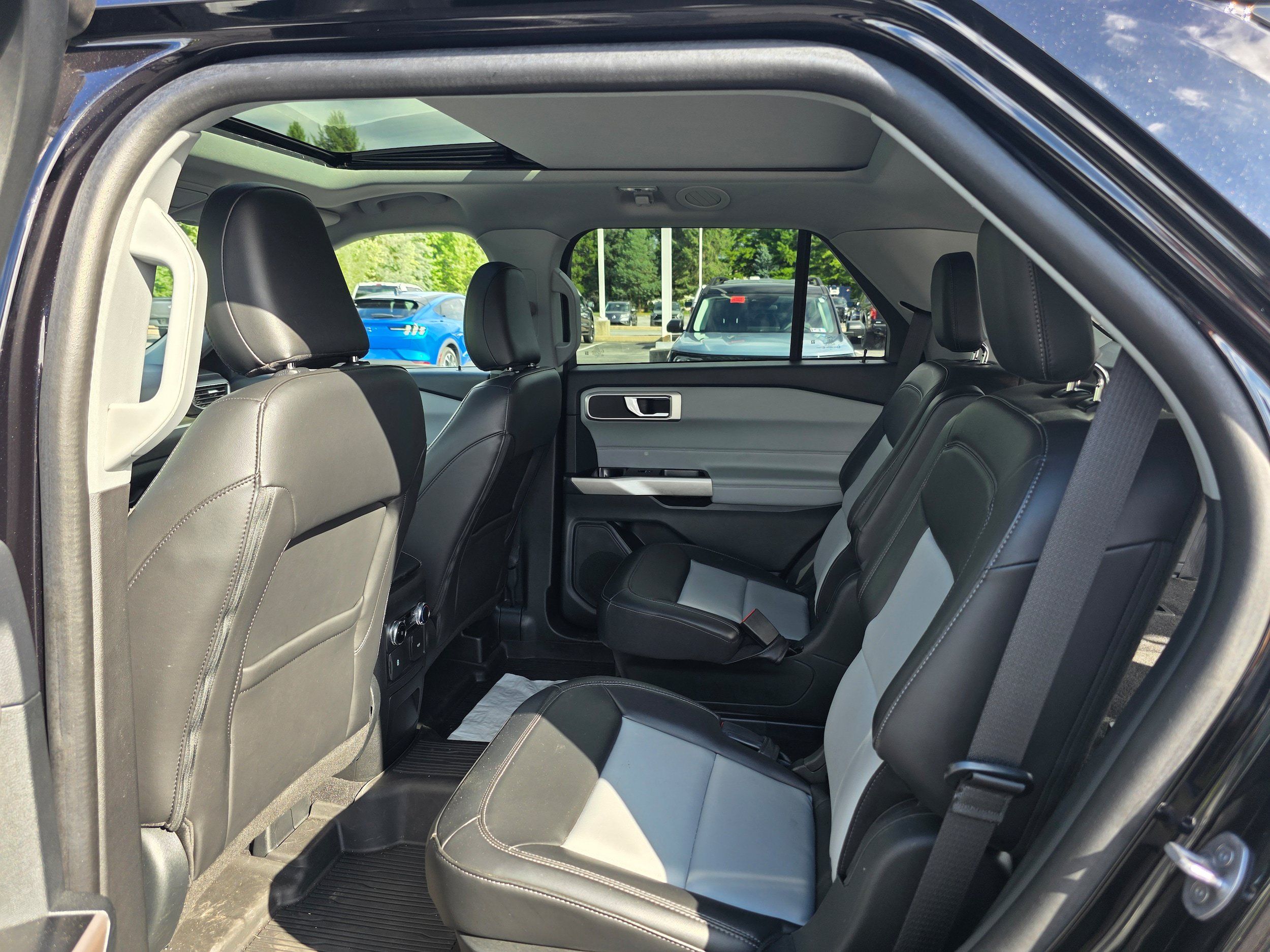 Used 2023 Ford Explorer XLT w/ Equipment Group 202A AWD/4WD image 10