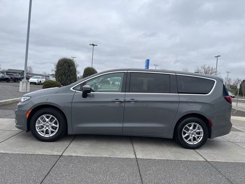 Used 2023 Chrysler Pacifica Touring-L image 11