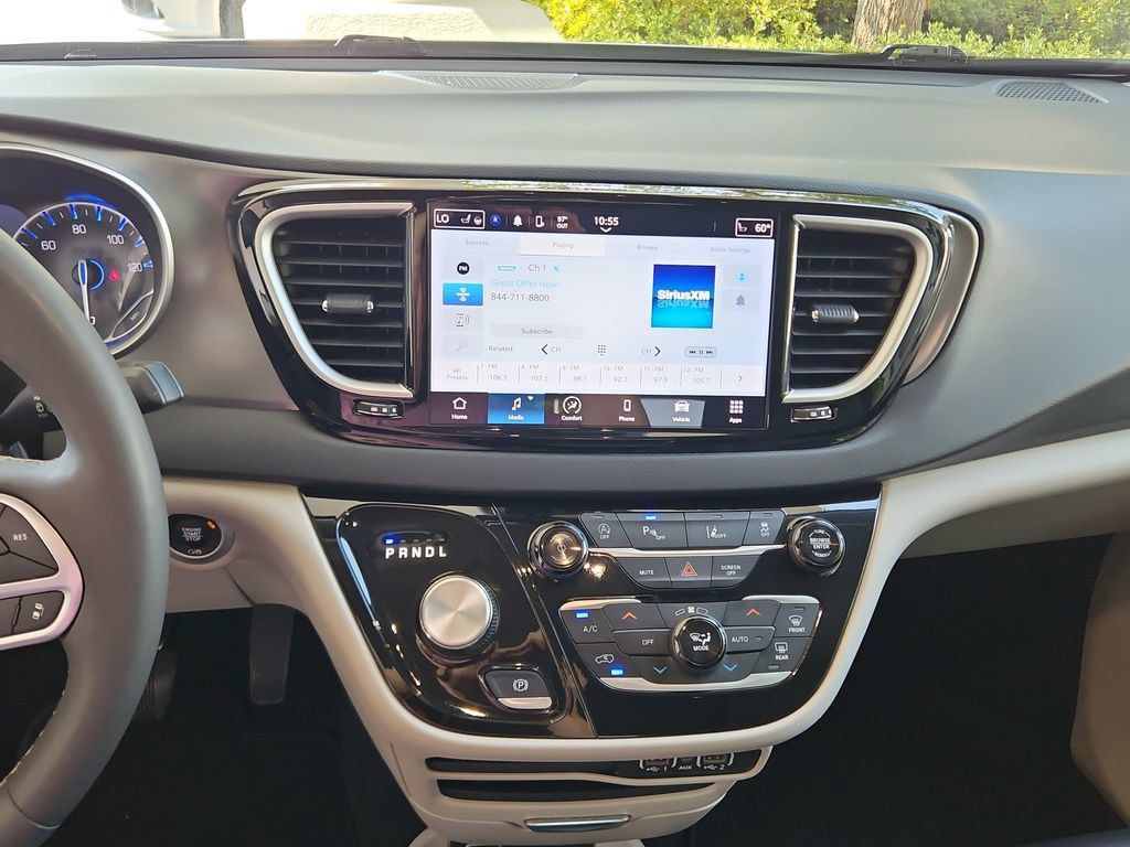 Used 2024 Chrysler Pacifica Touring-L FWD image 16