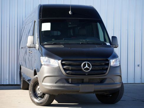 Used 2024 Mercedes-Benz Sprinter 2500 image 4