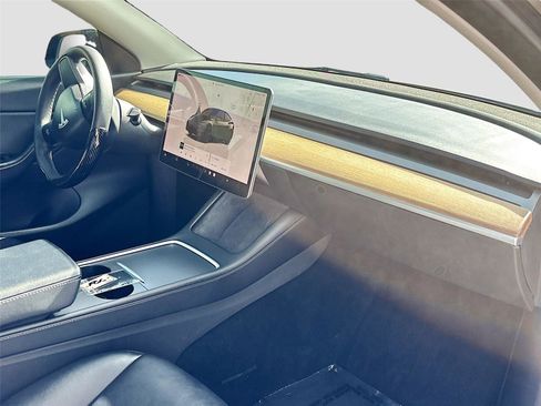 Used 2022 Tesla Model Y Long Range image 29