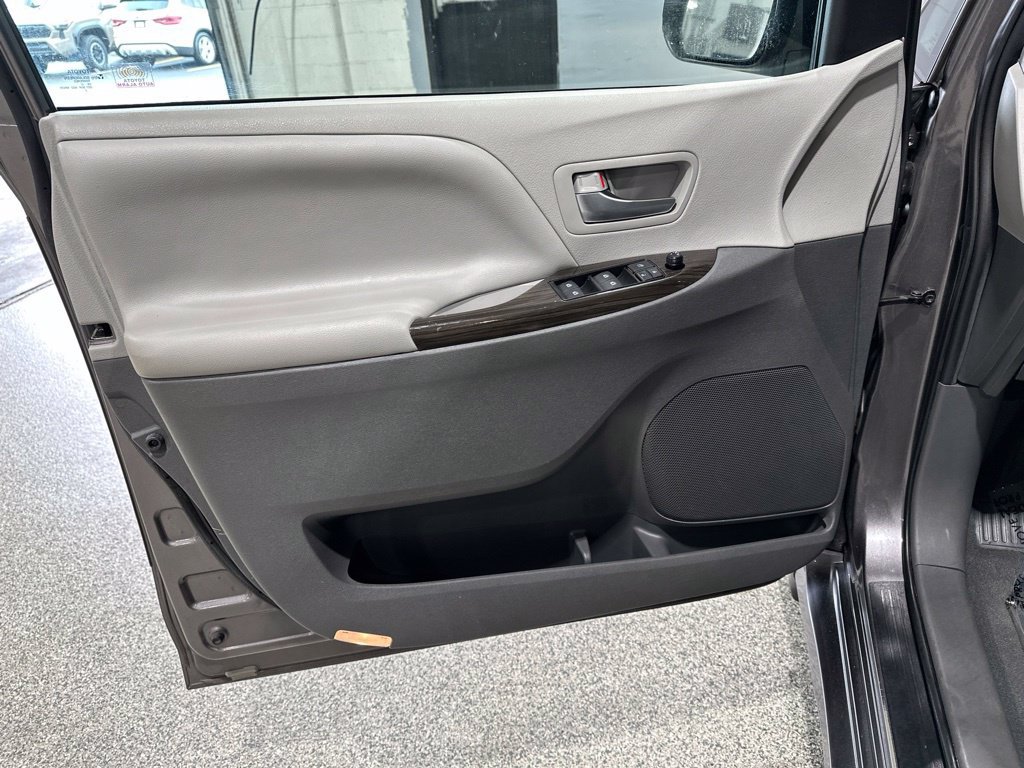 Used 2020 Toyota Sienna XLE w/ Protection Package FWD image 13