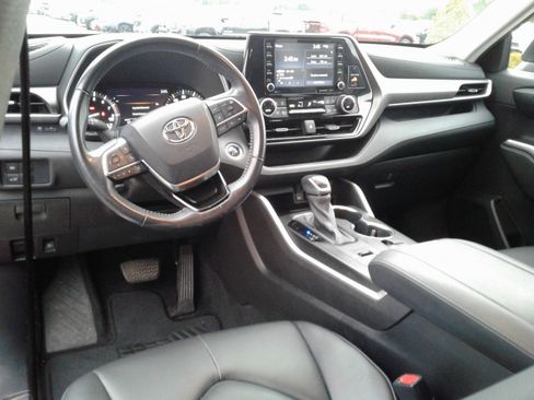 Used 2021 Toyota Highlander XLE image 15
