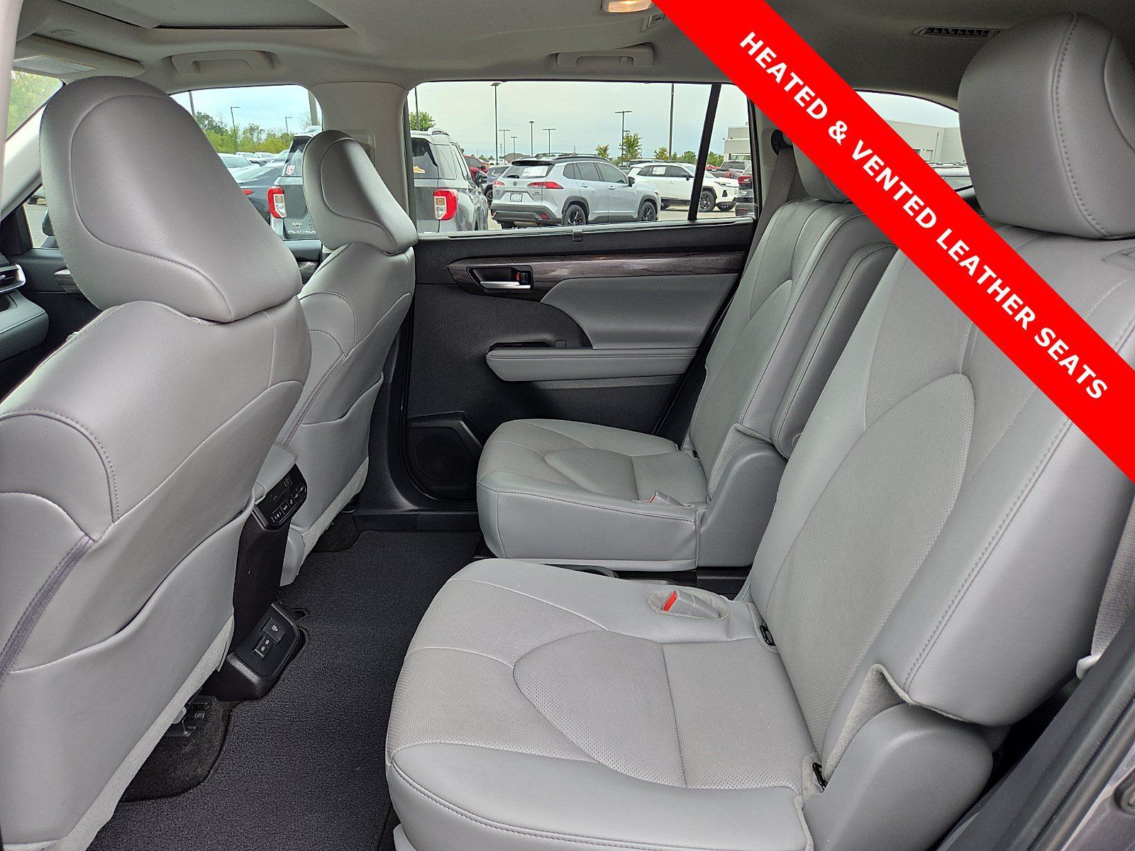 Used 2025 Toyota Highlander Limited FWD image 11