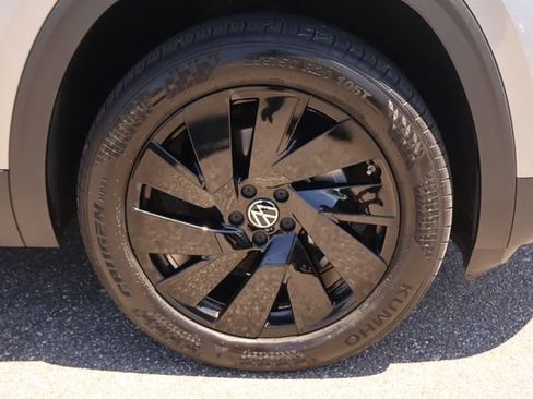 Used 2025 Volkswagen Atlas Cross Sport SE w/ Panoramic Sunroof Package image 10