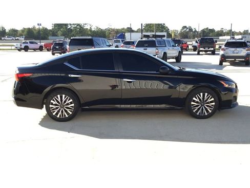 Used 2024 Nissan Altima 2.5 SV image 9