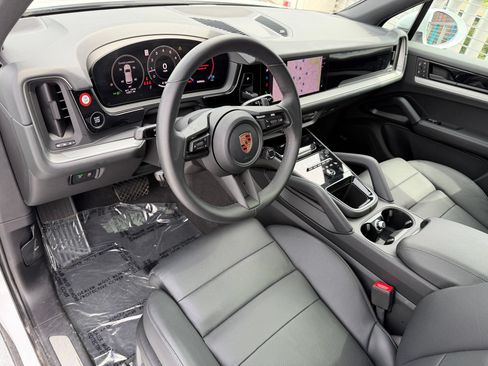 Certified 2026 Porsche Cayenne AWD/4WD image 4