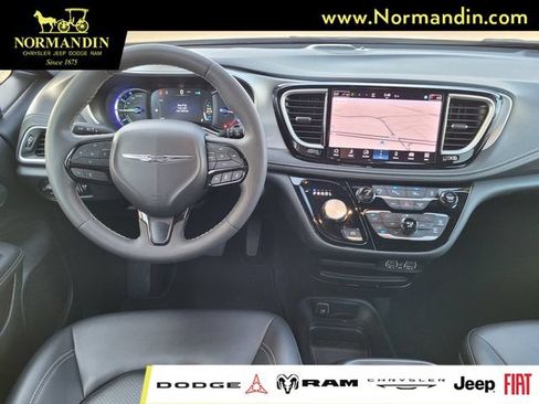 Used 2024 Chrysler Pacifica Limited FWD image 7