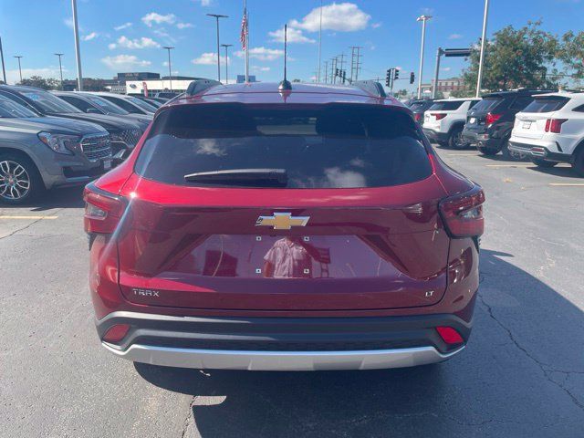 Used 2025 Chevrolet Trax LT FWD image 3
