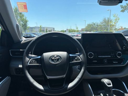 Used 2025 Toyota Highlander Platinum AWD/4WD image 24