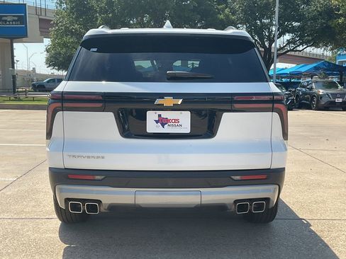 Used 2025 Chevrolet Traverse LT FWD image 6